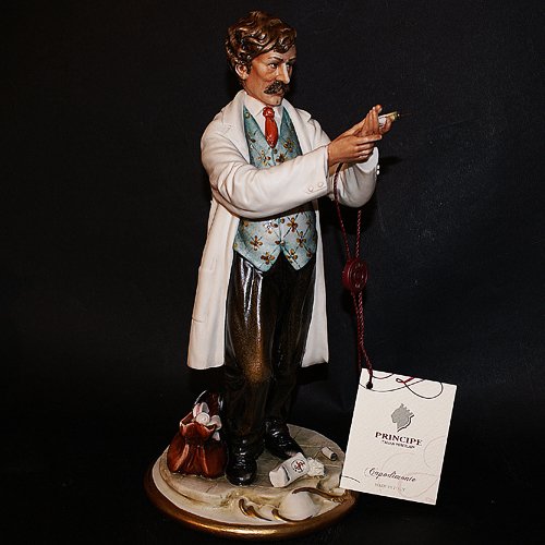 купить фарфоровую статуэтку доктор. статуэтки из фарфора в интернет магазине